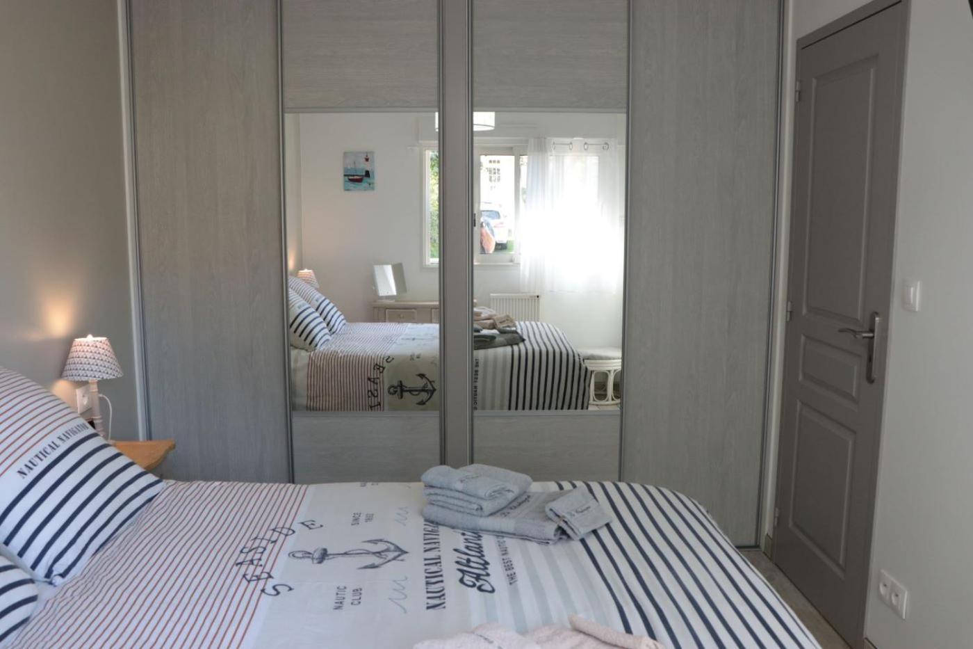 La Chaloupe Gites De Mer Jullouville-les-Pins Exterior photo