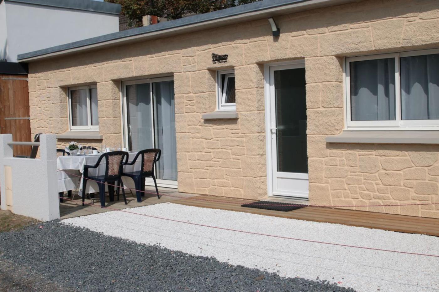La Chaloupe Gites De Mer Jullouville-les-Pins Exterior photo