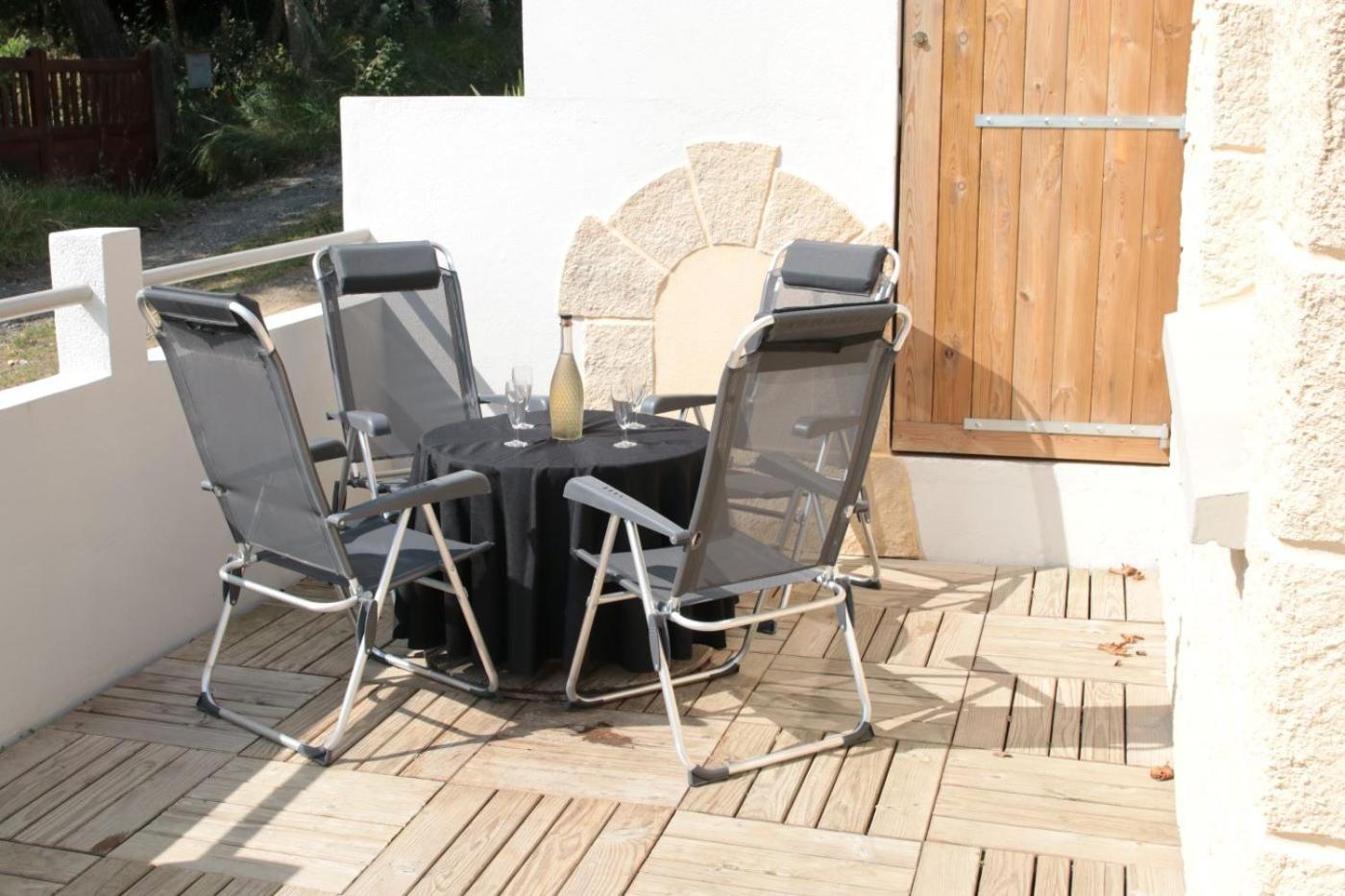 La Chaloupe Gites De Mer Jullouville-les-Pins Exterior photo