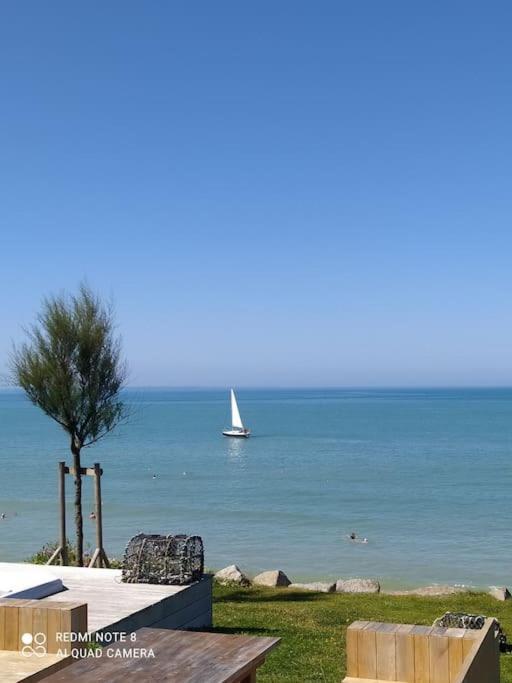 La Chaloupe Gites De Mer Jullouville-les-Pins Exterior photo
